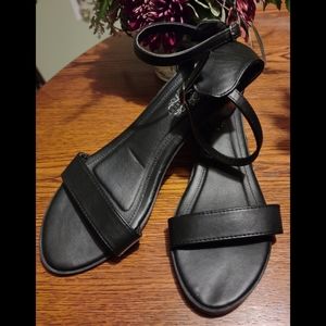 CHARLES ALBERT- Block Heel Sandal